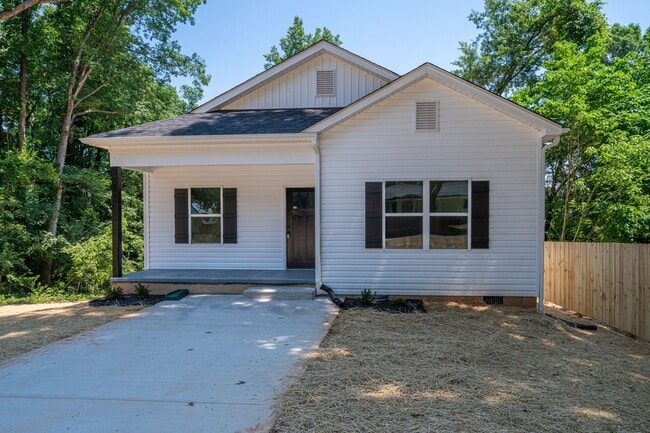Building Photo - Your New Home Awaits in Hickory!