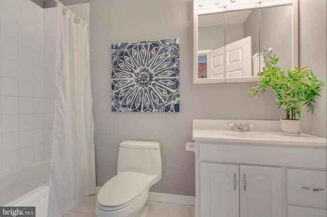 Building Photo - 2 BR 2 BA Townhome with Multi-level Deck