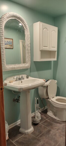 Building Photo - 883 Park Knoll Dr