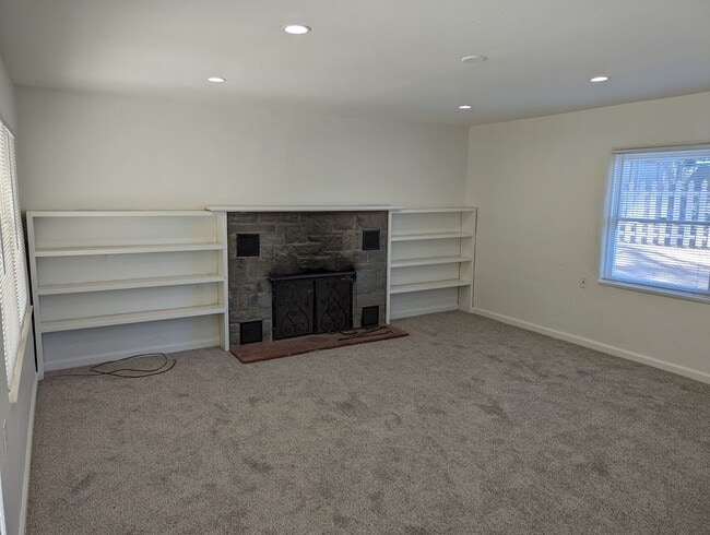 Building Photo - 2221 Suncrest Blvd