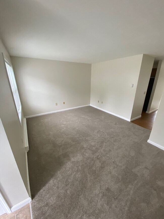 Building Photo - 2 Bedroom Apartment for Rent in Rochester, NH!