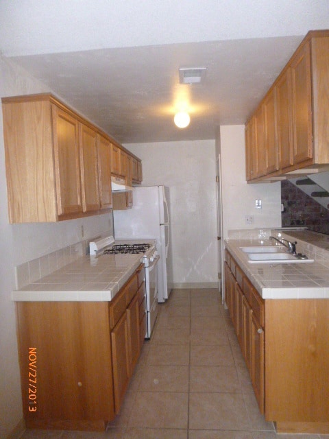 Building Photo - Cute 2 Bedroom