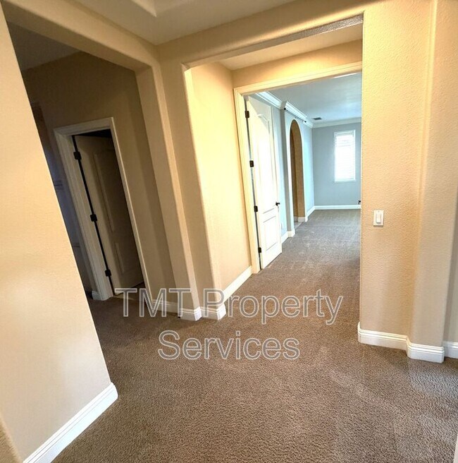 Building Photo - 6832 Salvaterra Cir