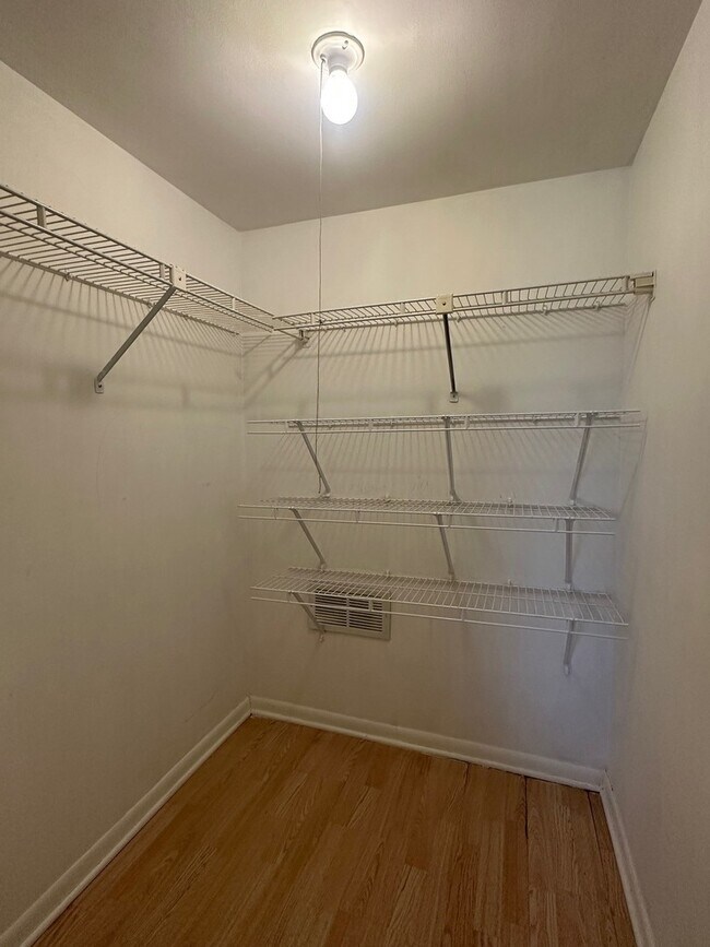 Building Photo - 1504 W Jefferson Ave