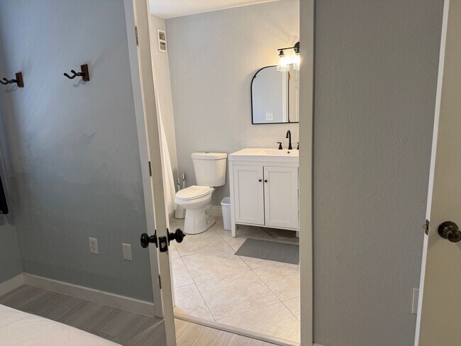 Building Photo - Spacious Furnished 3bd/3ba in Windsor Park! Close to Campus, Surrounded by Nature!