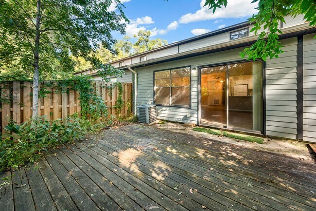 Building Photo - Spacious 3/2 Townhome in Highly Sought-After Marchwood – Available Now!