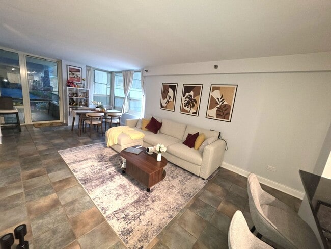 Building Photo - 345 N La Salle Dr