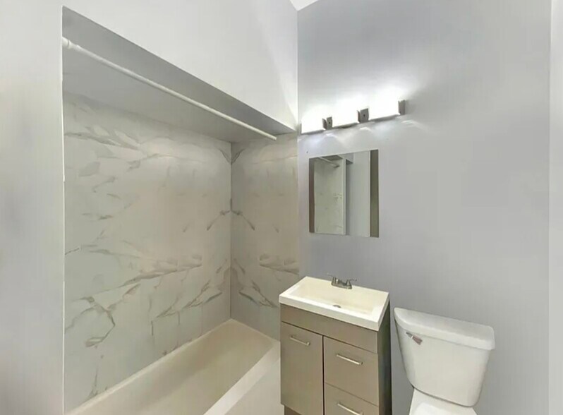 Building Photo - 7055 N Clark St