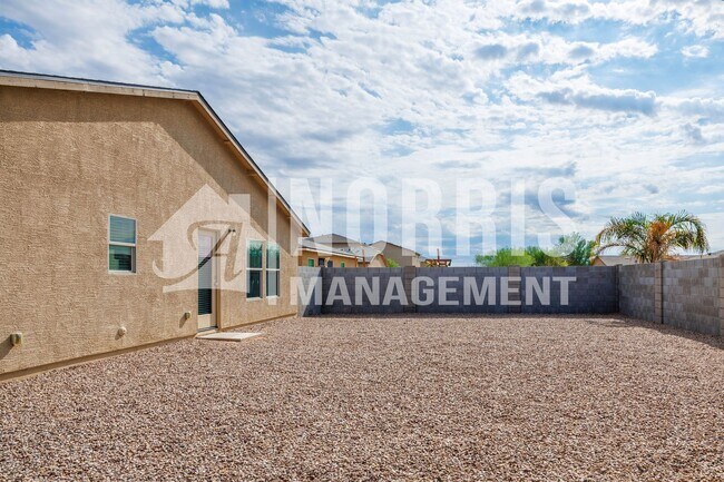 Building Photo - Newer Home in a Great Location to the Freeway