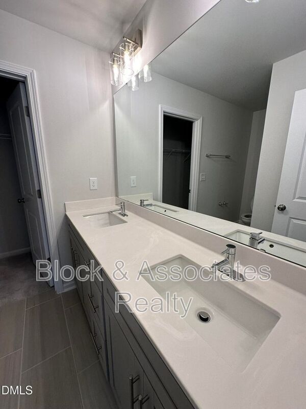 Building Photo - 608 Gimari Dr