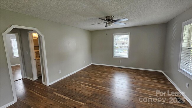 Building Photo - 906 E Catawba St