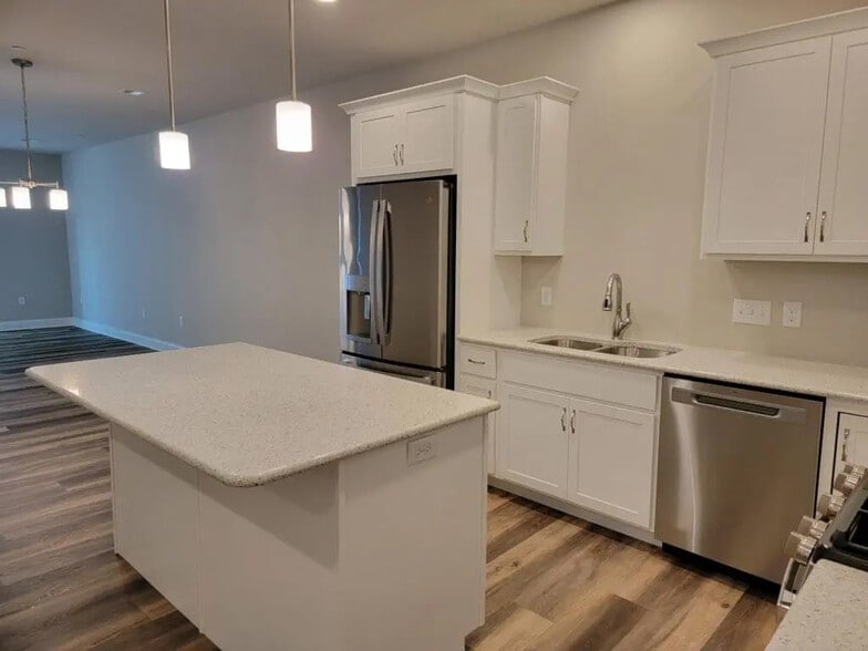 Building Photo - 605 White Chapel Rd