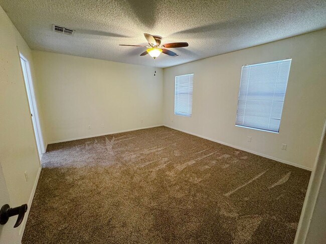 Building Photo - 544 Eagle Dr