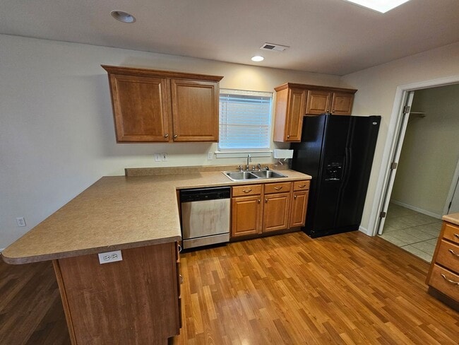 Building Photo - 3 bedroom, 2 bathroom home