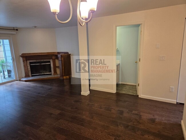Building Photo - Check out this adorable 2.0 bedroom, 2.5 b...