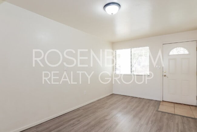 Building Photo - Spacious 1-bed, 1-bath downstairs apartmen...