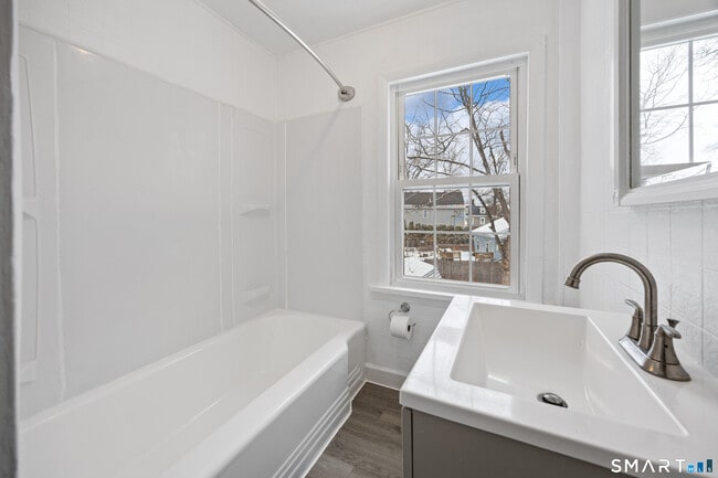 Building Photo - 254 Davis St