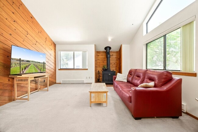 Building Photo - Bright & Peaceful 2BR Condo in South Boulder