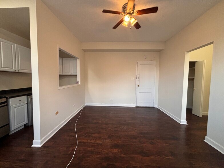 Building Photo - 3346 N Marshfield Ave