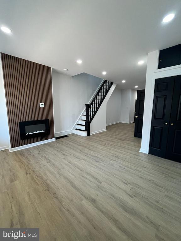 Building Photo - 5856 Walton Ave