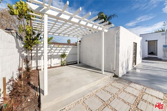 Building Photo - 1435 W 71st St