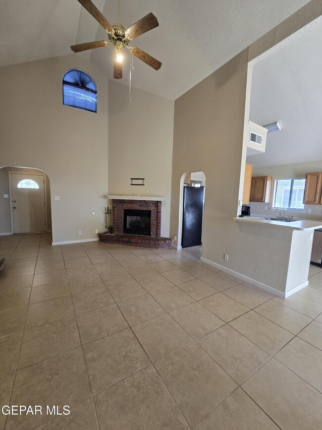 Building Photo - 1025 Desierto Luna St