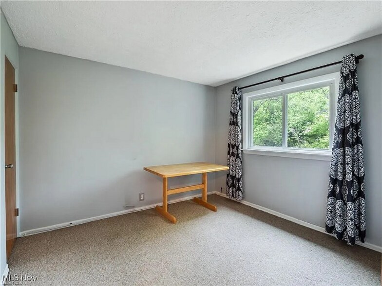 Building Photo - 194 Dalepark Dr