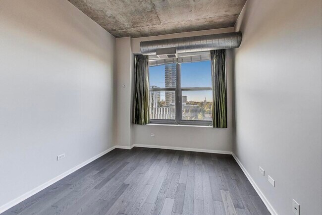 Building Photo - 933 W Van Buren St