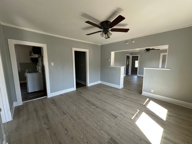 Building Photo - Iowa St