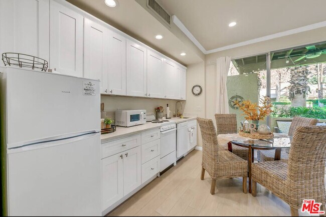 Building Photo - 78155 Cabrillo Ln