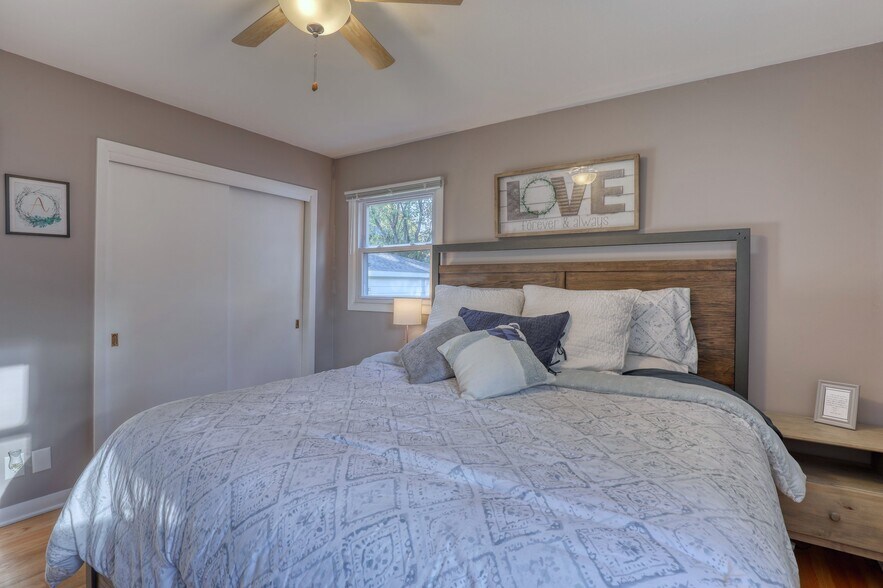 Master bedroom - 11918 W Dearbourn Ave
