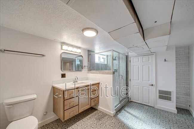 Building Photo - 414 S Pond St