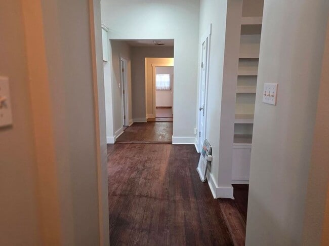 Building Photo - FOR LEASE!!