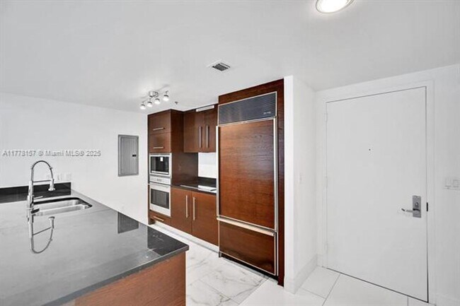 Building Photo - 475 Brickell Ave