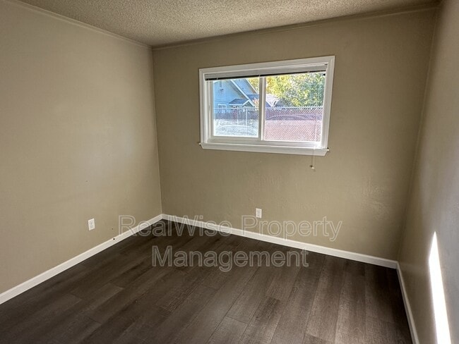 Building Photo - 719 SW Bridge St