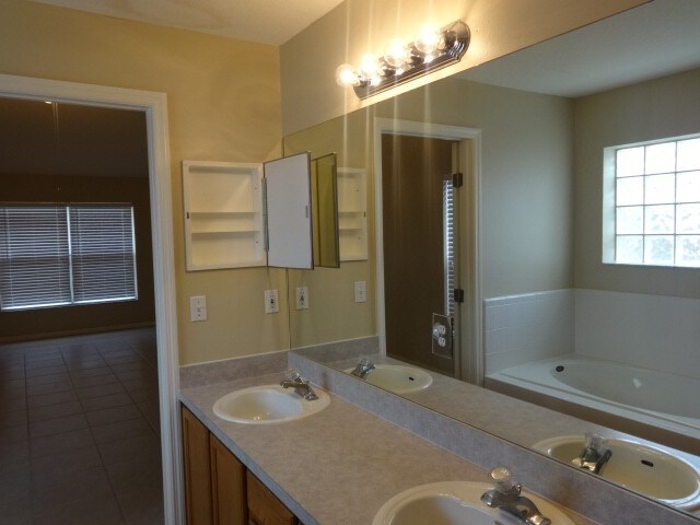 Building Photo - 808 Scenic View Cir