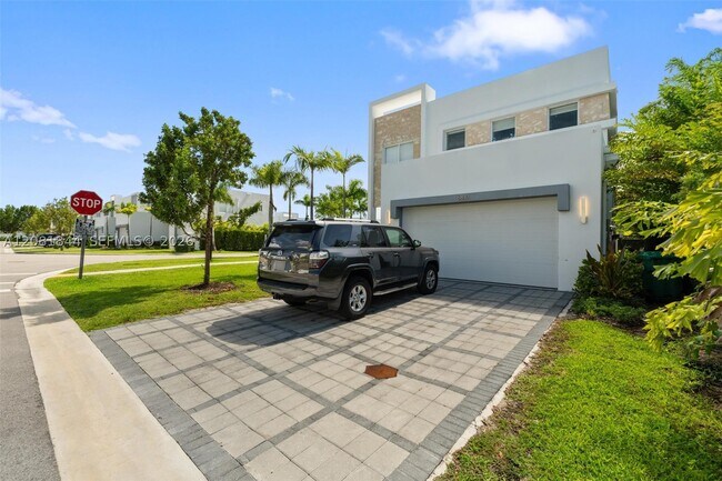 Building Photo - 6810 NW 103rd Pl