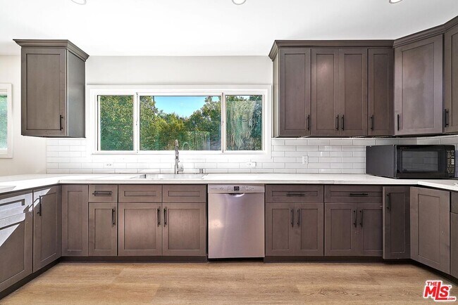 Building Photo - 6443 Columbus Ave