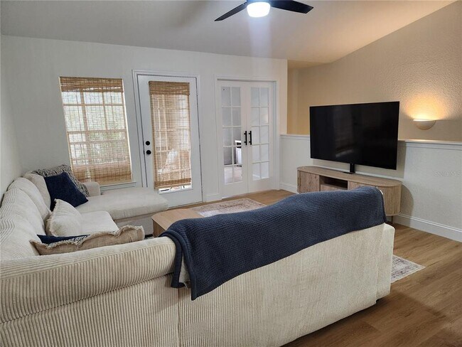 Building Photo - 8926 Manor Loop