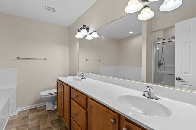 Building Photo - Beautiful 3-Bedroom Condo in Norfolk.