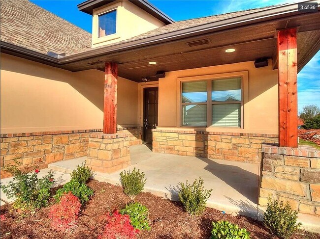 Building Photo - 2605 NE 14th St