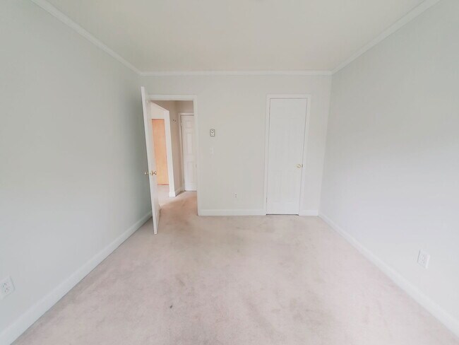 Building Photo - 27 Oak St