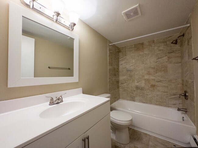 Bathroom | Lincoln Court Apartments - Lincoln Court Apartments