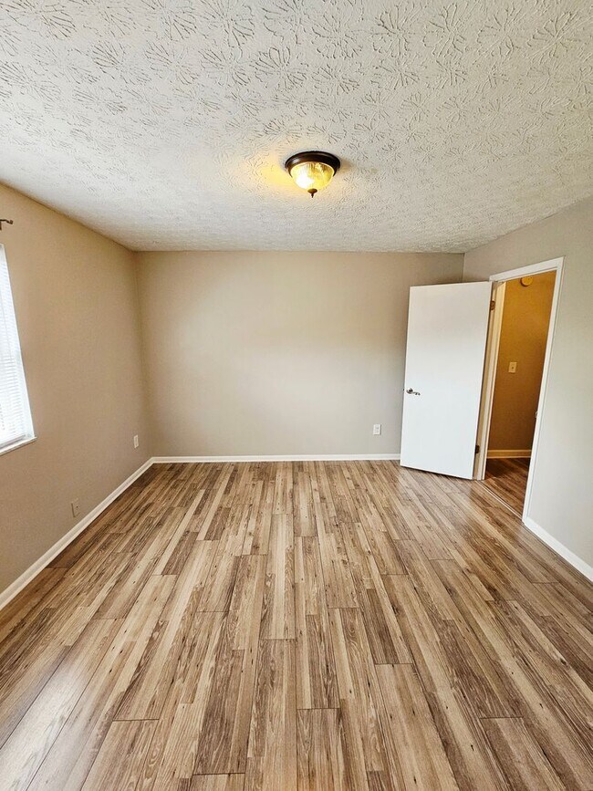 Building Photo - MOVE-IN READY! 2BR Townhome in Clintonville near OSU – W/D, Parking, Pet Friendly