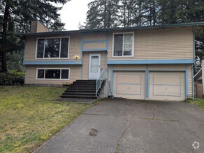 Building Photo - Spacious Port Orchard Split! Available Now!