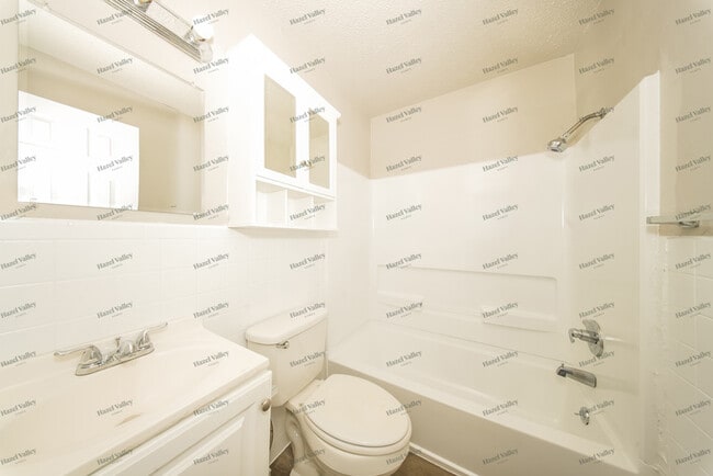 Building Photo - 5910 S Ross Ave