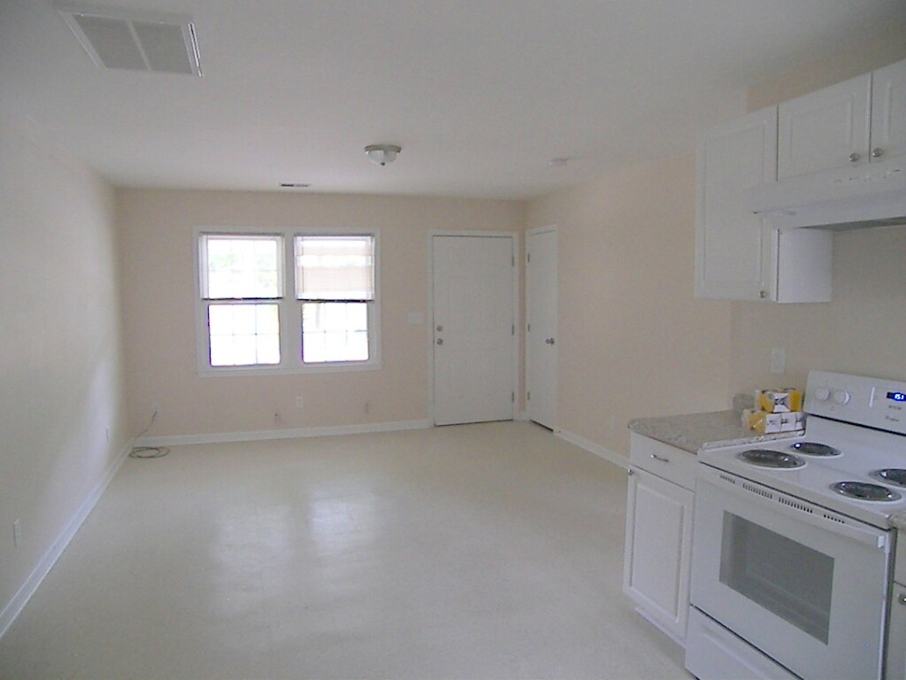 Building Photo - 7600 E Oakridge Cir