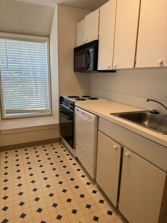 Building Photo - Refreshed Rental Rate One-Bedroom Condo Lo...