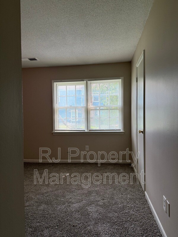 Building Photo - 3400 Lord Dunmore Cove