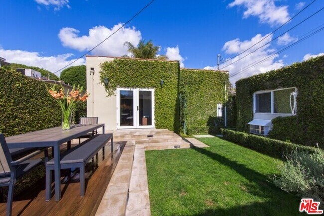 Building Photo - 8842 Dorrington Ave